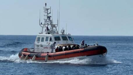 Barchino si ribalta a Lampedusa: salvati 50 migranti. C’è anche una neonata