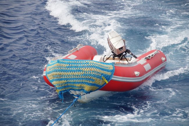 Salvati 77 migranti a bordo di un gommone in avaria vicino Lampedusa