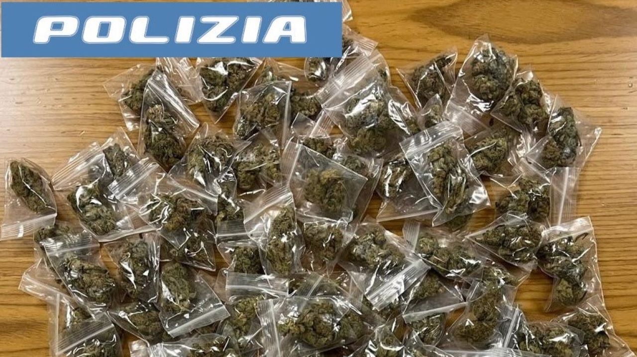 Finisce con le manette la fuga di due 18enni catanesi con un centinaio di dosi di droga in mano