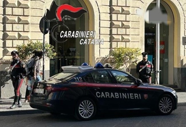 Catania, cerca di scappare con i profumi rubati: arrestato