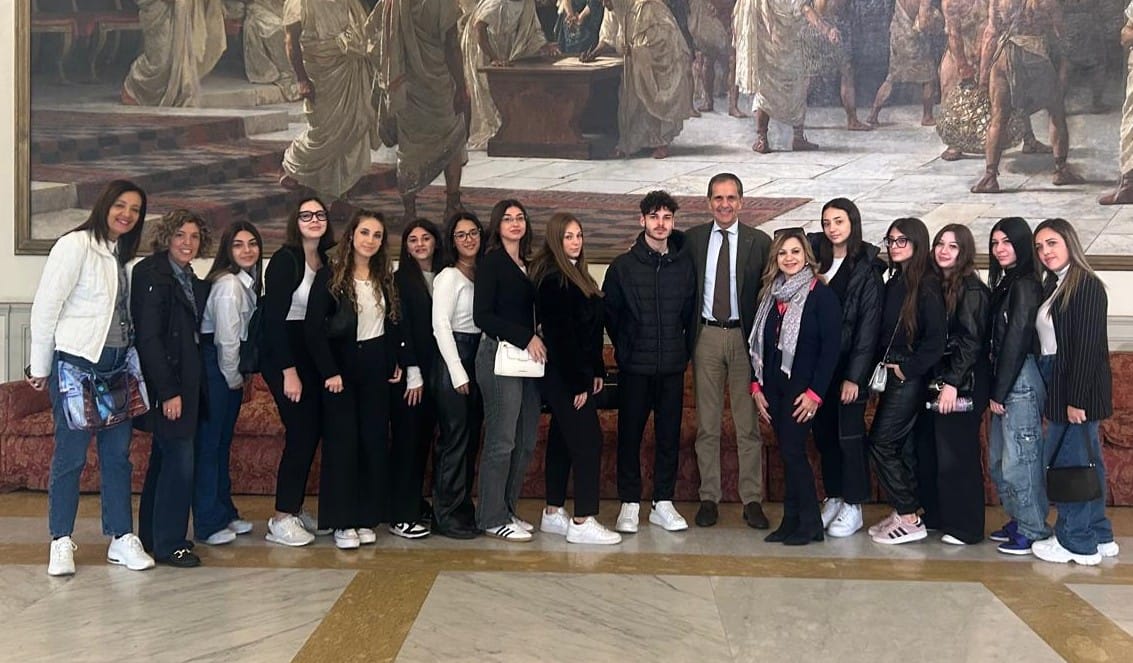 Gli studenti del “Gemmellaro” in visita a Palazzo degli Elefanti: incontro con il Sindaco Trantino