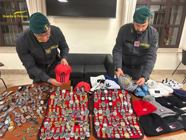 Scoperto a Catania deposito di accessori d’abbigliamento griffati e orologi di lusso contraffatti
