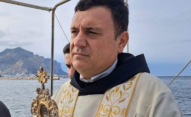 Entra in chiesa e prende a pugni il parroco per soldi: la folle storia a Palermo