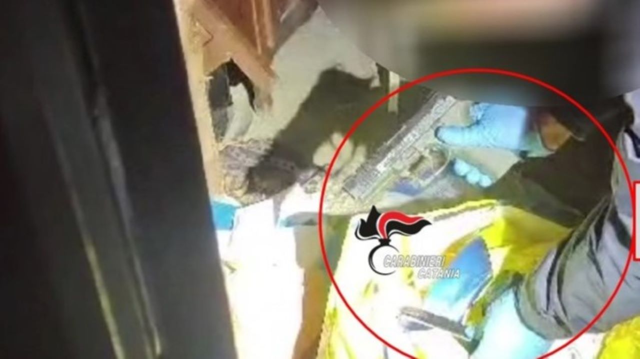 Coppia di coniugi arrestata a Nesima: in casa droga e armi clandestine – IL VIDEO
