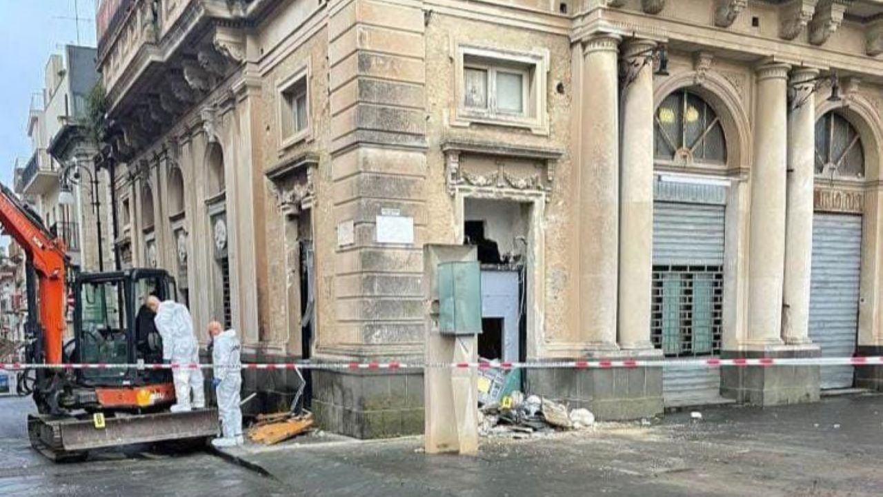 Altro colpo della “banda dell’escavatore” nel Catanese: rubato bancomat a Grammichele