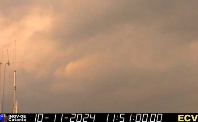 L’Etna torna a farsi sentire: tremore vulcanico ed emissione di cenere
