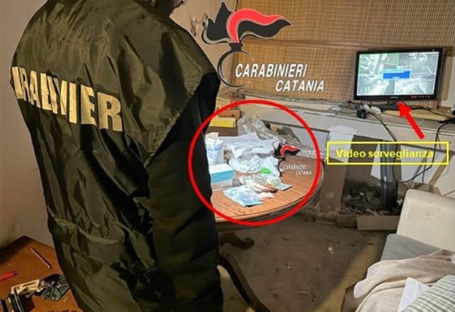 Scoperto magazzino della droga a Catania, due arresti: uno è minorenne