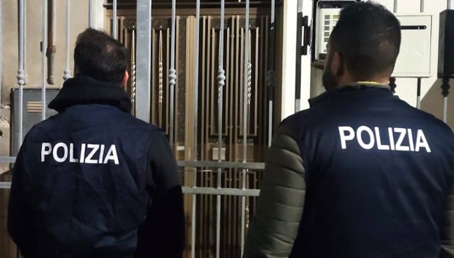 Operazione “H24 Store”, cinque arresti a Gela per porto e detenzione  di arma da guerra – VIDEO