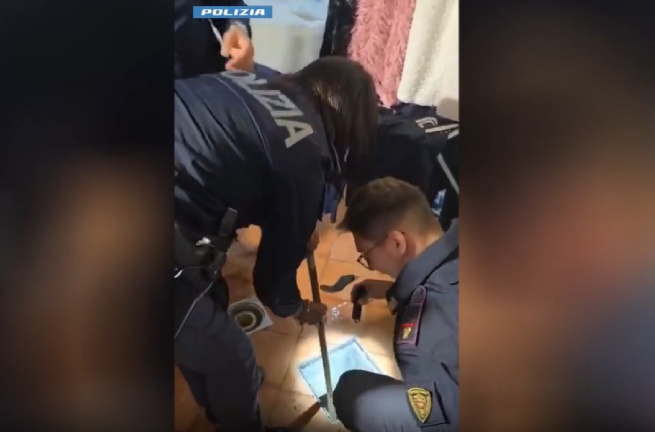 Getta droga nel water per poi recuperarla tramite un “pozzetto”, nei guai un 43enne a Catania