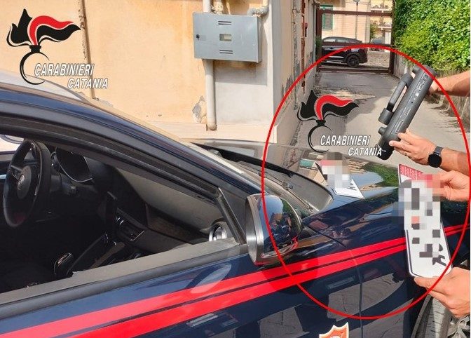 Giarre, denunciati tre uomini beccati mentre “lavoravano” su un’auto rubata