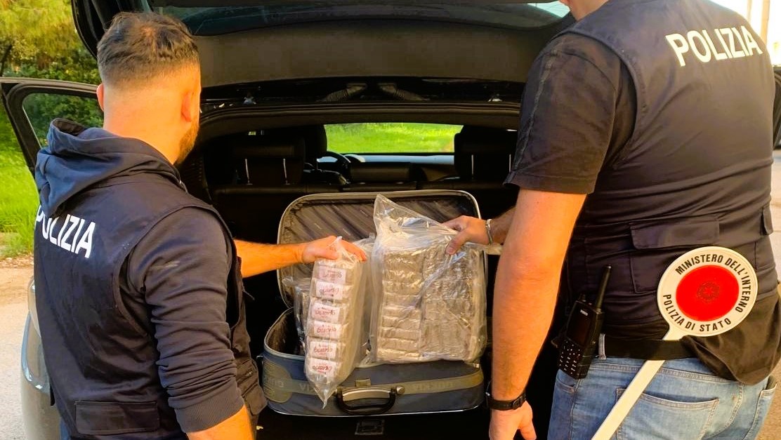 Gela, giovane trovato con hashish per 100mila euro nel cofano dell’auto