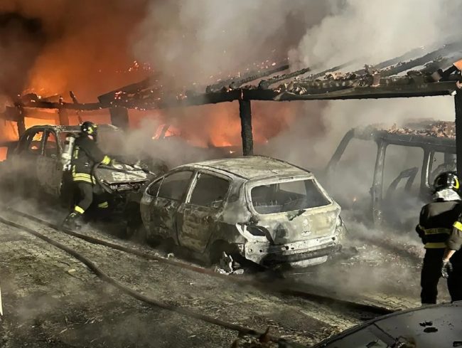 Incendio nella notte a Nicolosi, almeno sei auto avvolte dalle fiamme