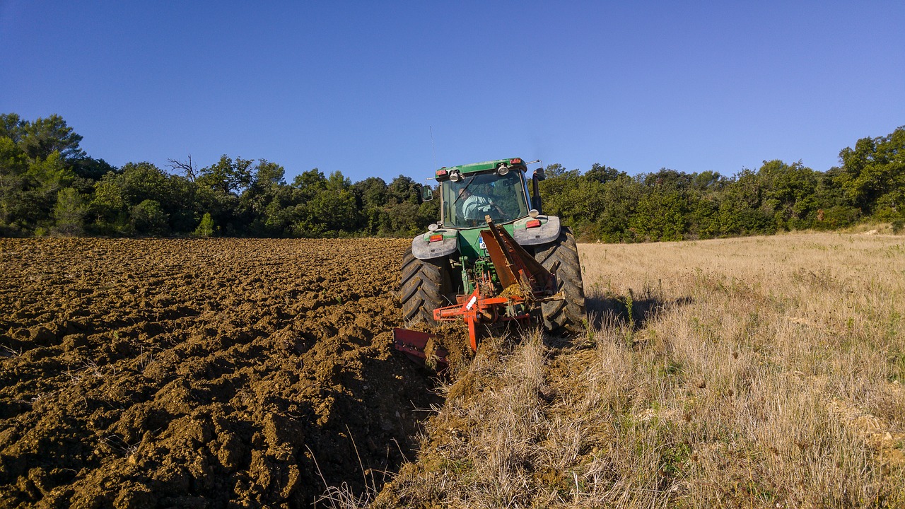 Incidente sul lavoro nell’Agrigentino, agricoltore muore schiacciato da un trattore