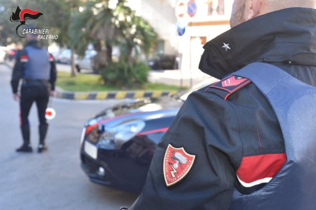Folle inseguimento a Palermo, 24enne si schianta contro un palo