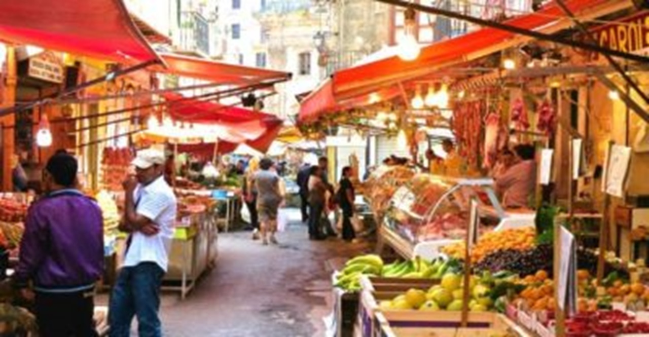 Mercato Ballarò: turista perde il portafoglio e parte indagine social