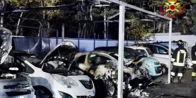 Incendio divora sei auto in una concessionaria a Mili