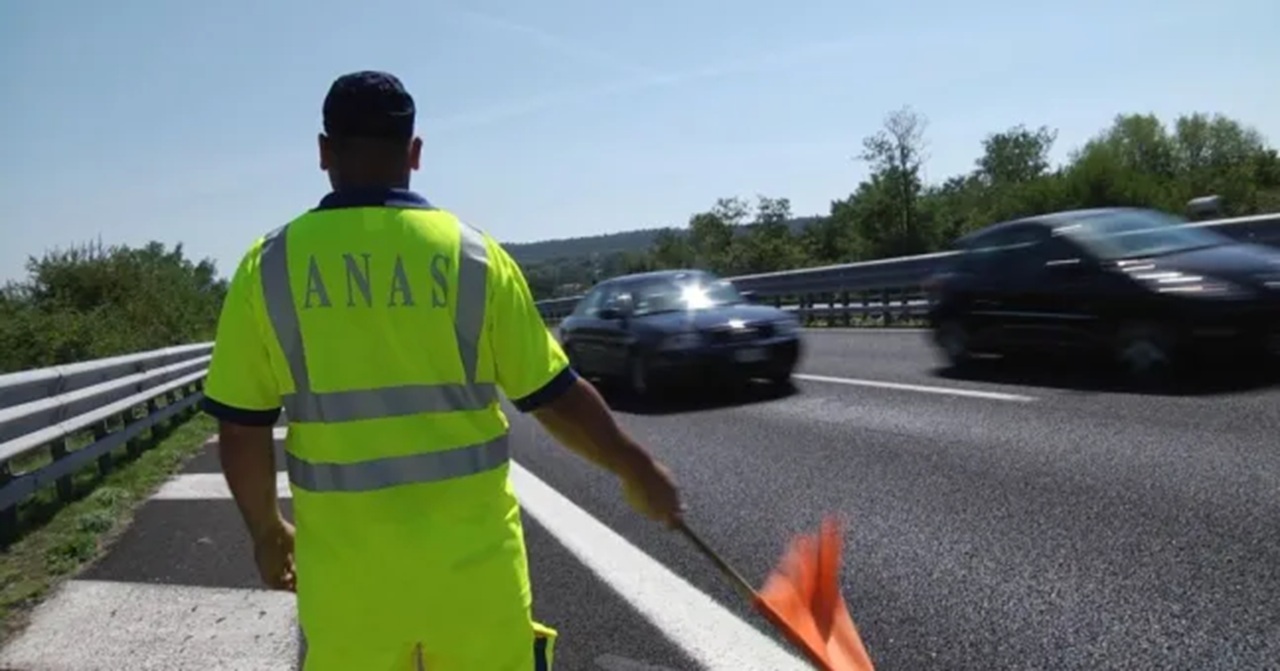 Mezzo pesante in avaria sulla A29, lunghe code e traffico in tilt
