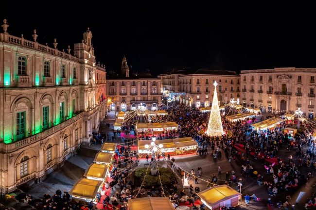 Natale 2024, a Catania domani accensione albero piazza Università e luminarie