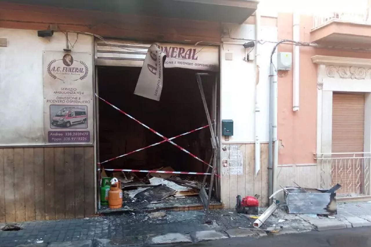 Esplode un ordigno davanti a un’agenzia di pompe funebri nel Ragusano