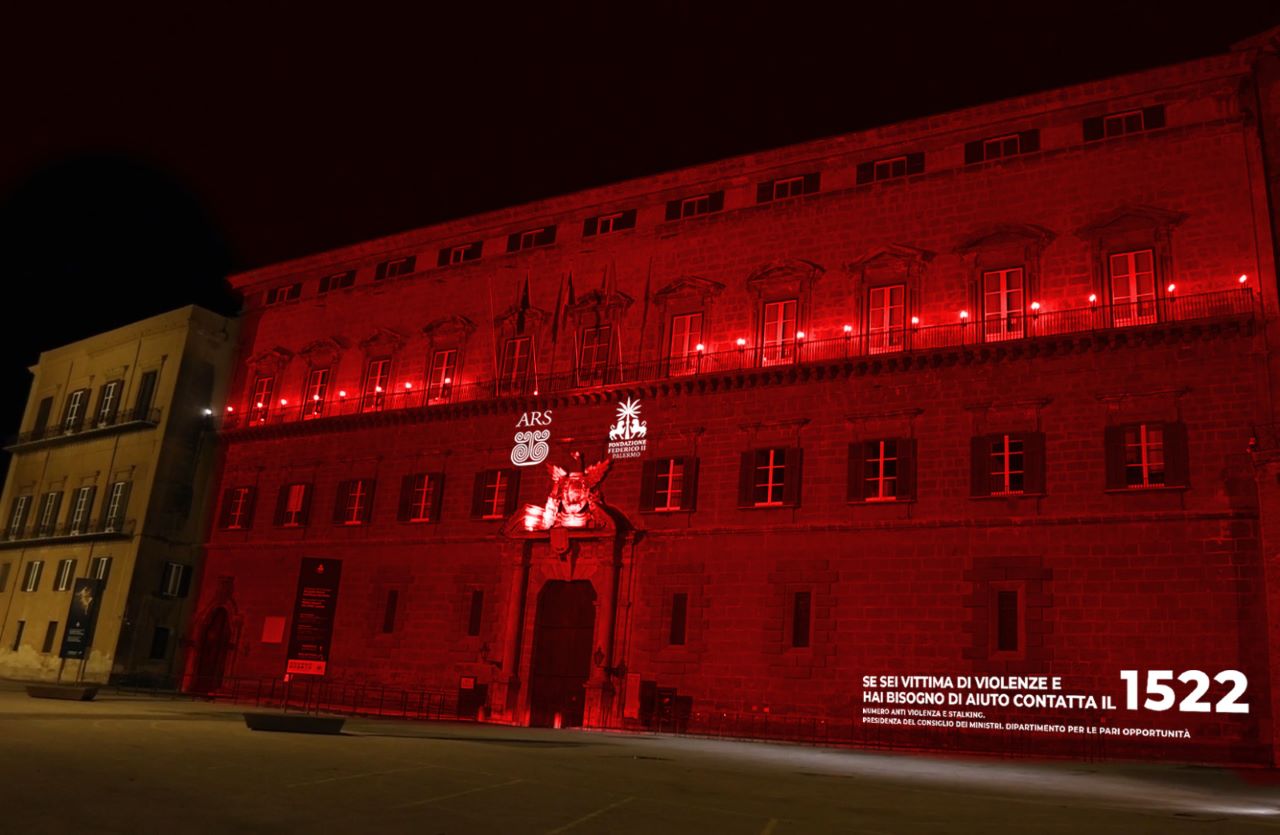 Giornata contro la violenza sulle donne, il Palazzo Reale di Palermo si illumina di rosso