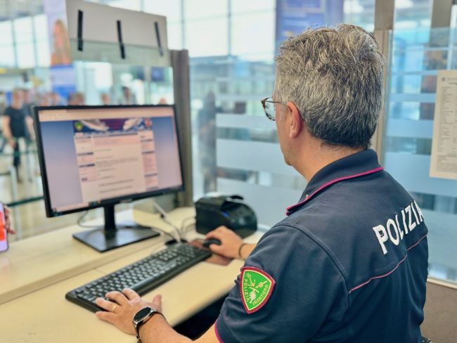Tenta di partire per Londra con un passaporto falso ma viene incastrata e arrestata
