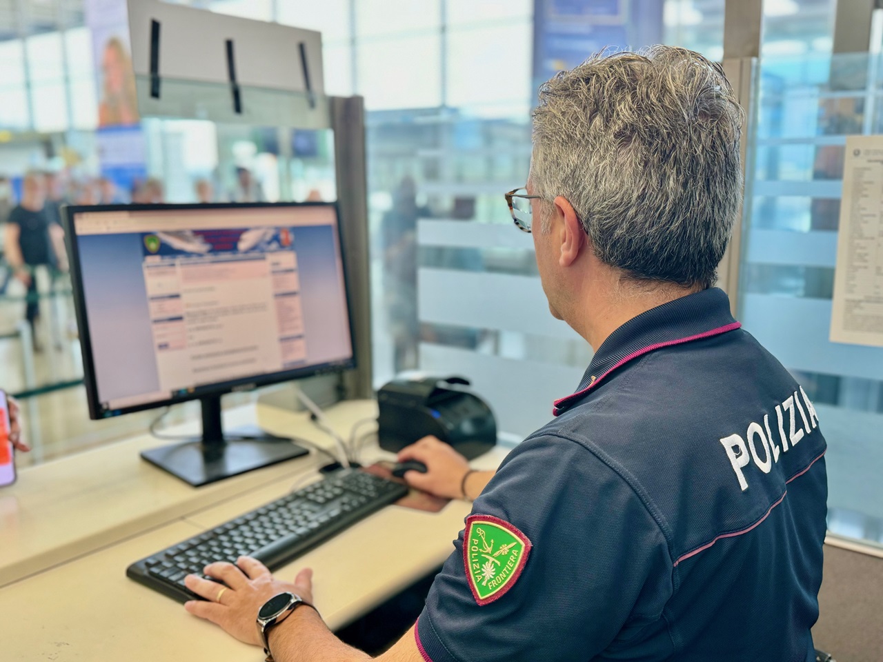 Tenta di partire per Londra con un passaporto falso ma viene incastrata e arrestata