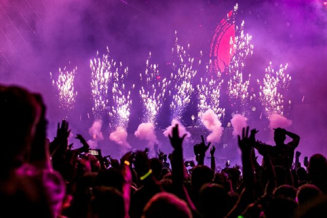 Organizza una festa senza rispettare norme di capienza e orari limite: sospensione per un titolare a Modica