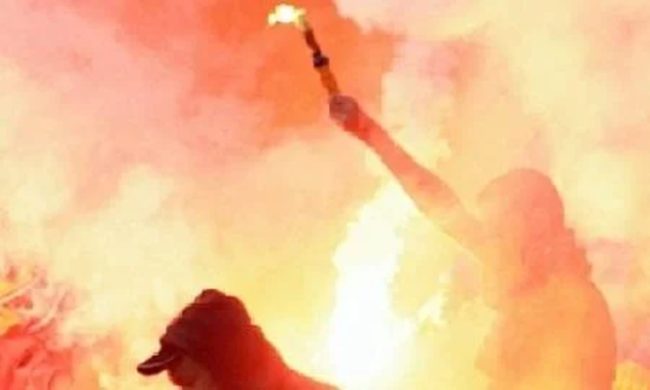 Notte di scontri tra i tifosi del Catania e della Cavese: autostrada bloccata, lancio di petardi e pietre