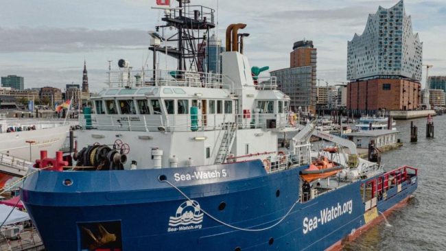 Migranti, nave Sea Watch 5 ferma a Palermo: l’Ong chiede lo sbarco di tutti
