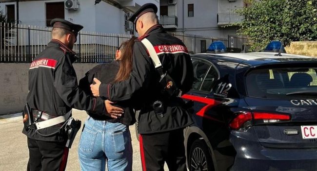 Isolata dalla famiglia e “venduta” a clienti online: arrestato giovane per prostituzione e maltrattamenti