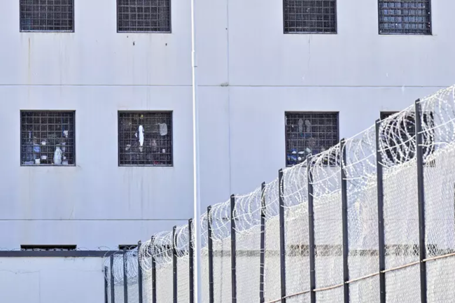 Caltanissetta, dal carcere ai domiciliari per accudire il figlio di 4 anni rimasto orfano della mamma