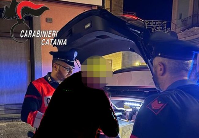 Guidava ubriaco e con due cartoni di vino in auto: patente ritirata per un 56enne