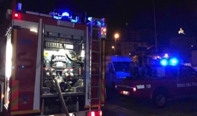 Incendio a Licata, prende fuoco un camion del circo: morti sette rettili