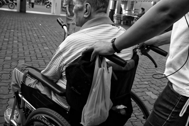 Badante sottraeva eredità a un disabile, scatta condanna e maxi confisca da 2 milioni di euro