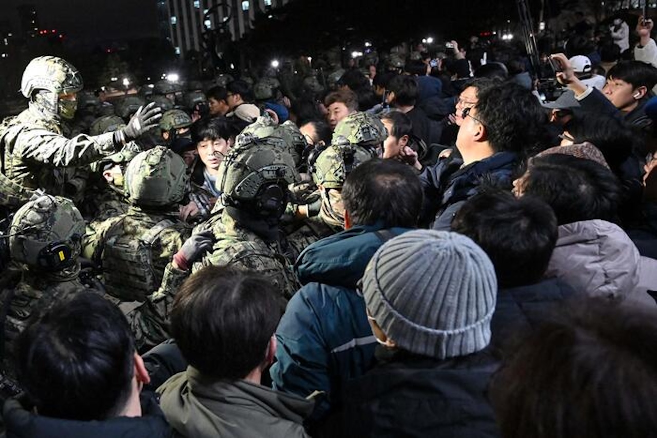 Mentre in Italia addobbiamo l’albero, in Corea del Sud si lotta per la Costituzione