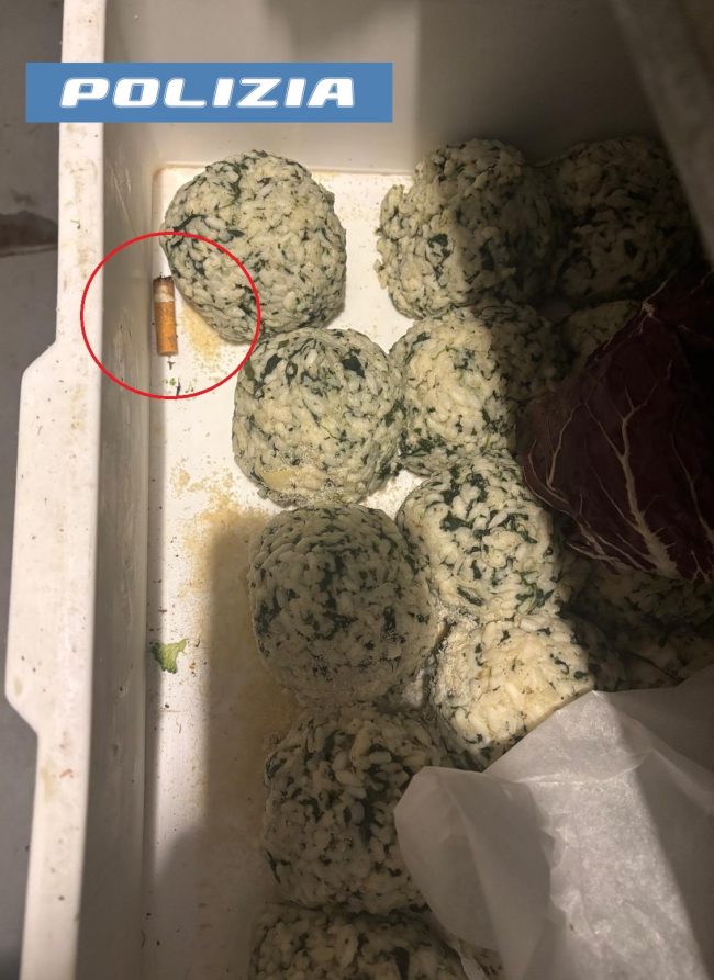 cicca di sigaretta nel vassoio