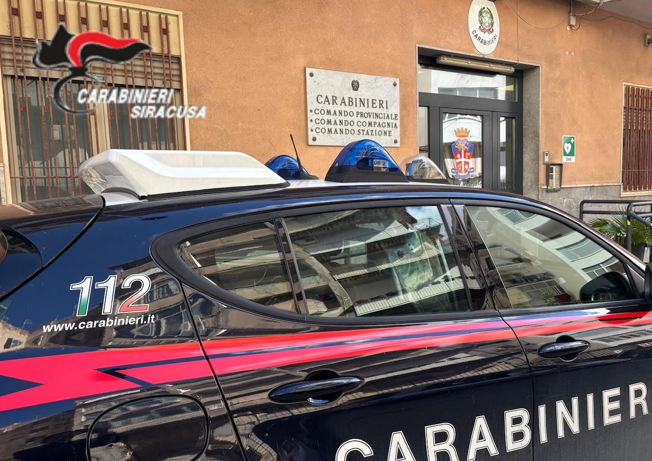 Siracusa, ritrova borsello con denaro e orologi di valore e lo consegna ai Carabinieri