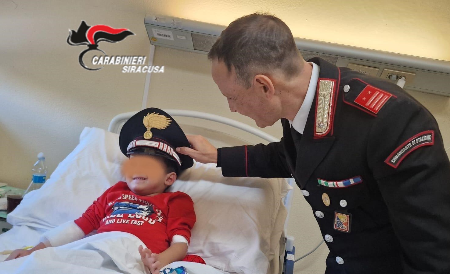 Babbo Natale è carabiniere nel Siracusano: sorrisi in corsia e a scuola per i più piccoli