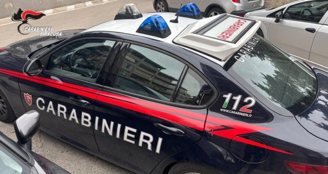 Tentano truffa dello specchietto e rubano un borsello: denunciati padre e figlio