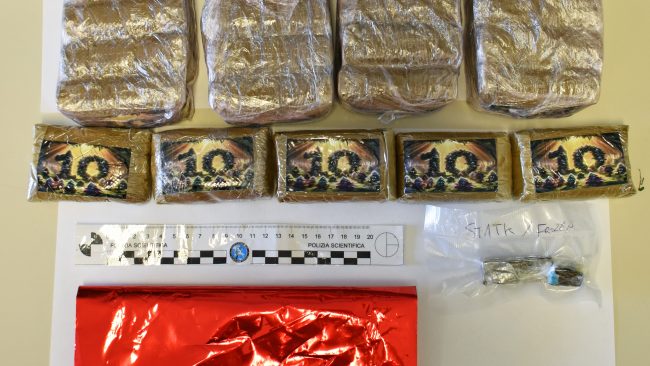 Arrestata coppia di spacciatori a Enna: trovati con la droga in macchina