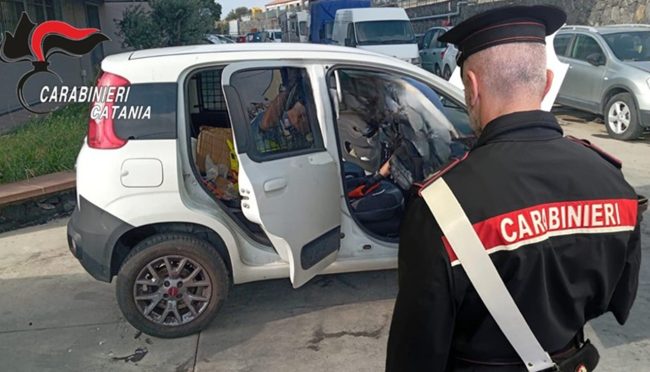 Belpasso, intercettati 2 catanesi che smontavano un’auto rubata: un arresto e una denuncia