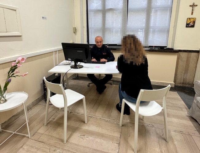 La figlia assiste all’aggressione della madre e chiede aiuto alla polizia: in manette 53enne