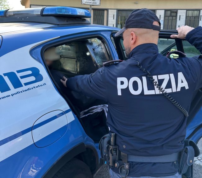 Catania, arrestato ladro di giubbotti grazie alla collaborazione di un cittadino