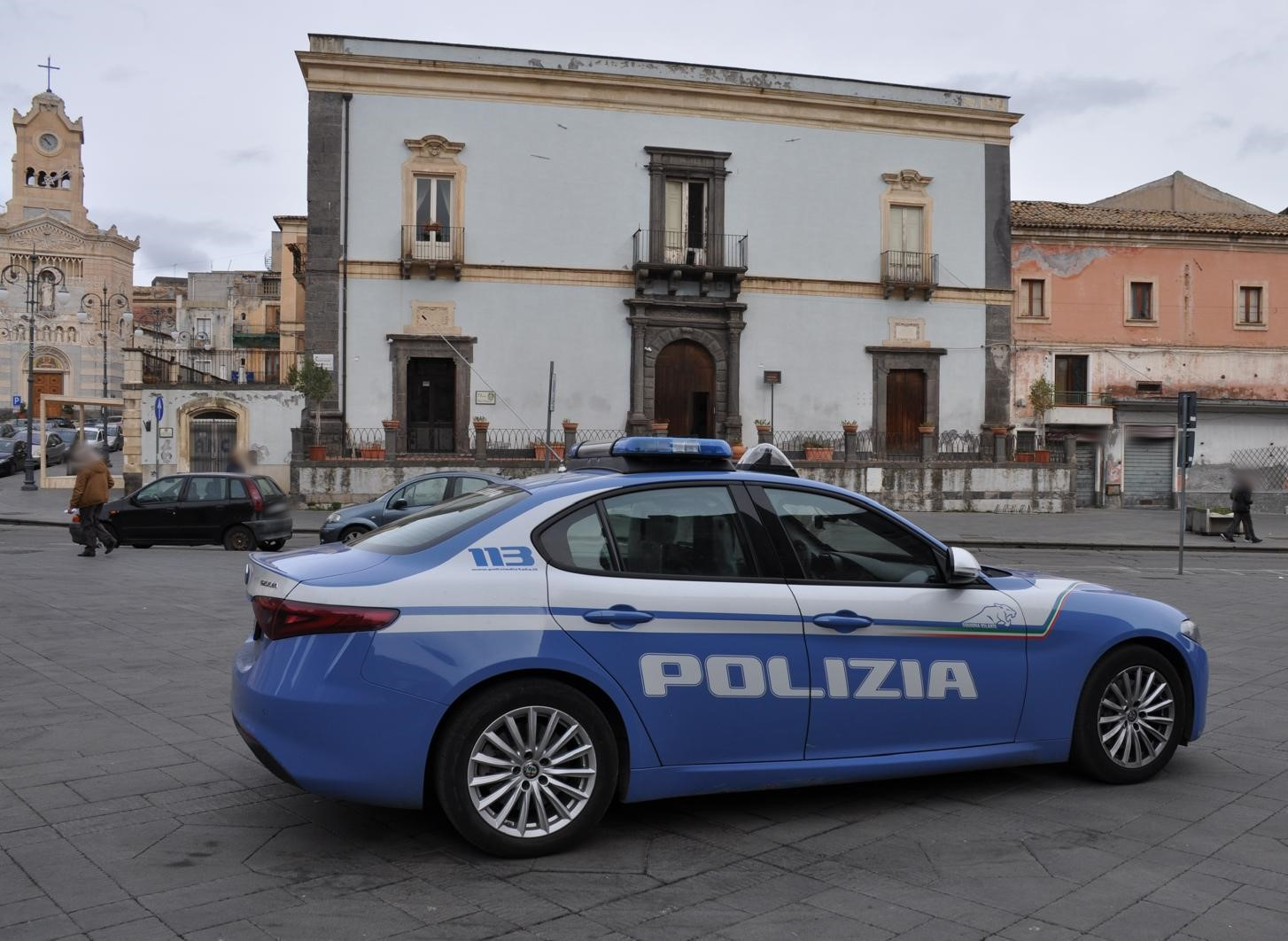 Lascia l’auto in sosta ma la trova con le gomme a terra, 67enne denunciato