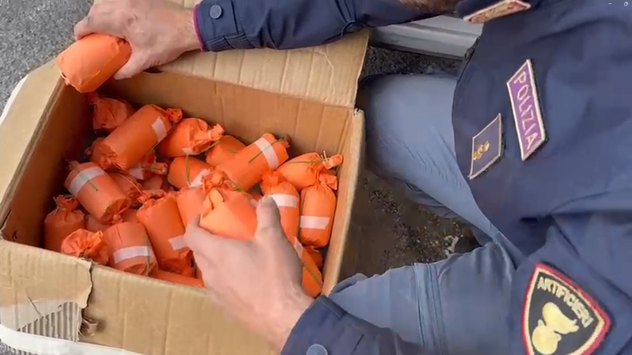 Maxi sequestro di bombe “fai da te” a Catania, la Polizia di Stato fa “piazza pulita”