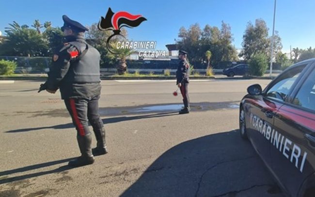 Tentato furto in un lido di viale Kennedy: 2 catanesi incastrati con le mani nel sacco