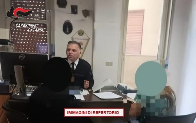 Trecastagni, distrugge casa per i soldi della droga: bambini sotto shock, arrestato