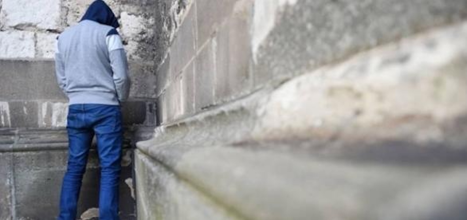 Operaio “non resiste” ed urina davanti alcune abitazioni: succede ad Agrigento