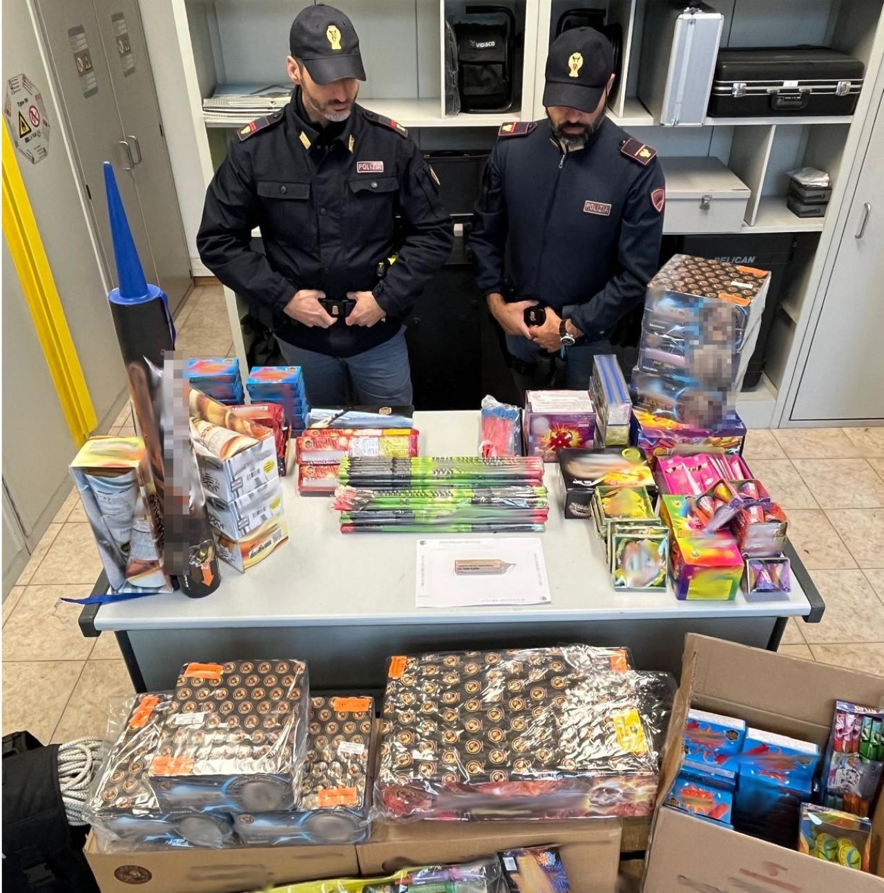 Pubblicizza la vendita illegale di fuochi d’artificio: denunciato 42enne nel Catanese