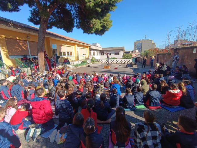 Mattinata magica per la “F. De Roberto” di Catania: al plesso Torresino è arrivato un autobus AMTS pieno di luci, strenne, caramelle e magici giocolieri: “Natale in Circo-Lo”